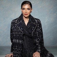 Najwa Shihab dikenal sebagai jurnalis yang kritis dan berani. Tak hanya pandai membawakan berita, ternyata dia juga luwes berpose depan kamera.  Foto: Instagram/@riomotret