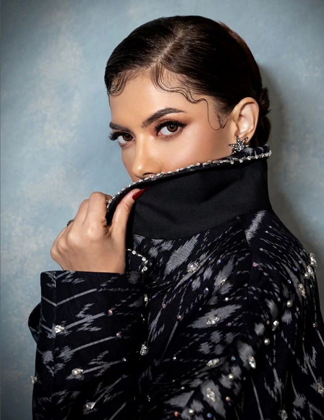 Makeup artist Rama Jee memfokuskan riasan di area mata yang membuat tatapannya terkesan tajam dan fierce. Sementara bibir dipulas lipstik merah bata. Penampilannya ini membuat netizen pangling, dan menyebut wajahnya mirip artis Bollywood Deepika Padukone. Foto: Instagram/@riomotret