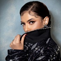 Makeup artist Rama Jee memfokuskan riasan di area mata yang membuat tatapannya terkesan tajam dan fierce. Sementara bibir dipulas lipstik merah bata. Penampilannya ini membuat netizen pangling, dan menyebut wajahnya mirip artis Bollywood Deepika Padukone. Foto: Instagram/@riomotret