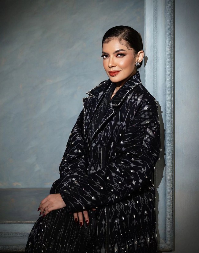 “Kaget kirain artis India,” komentar salah satu pengguna Instagram. “Sekilas mirip Deepika Padukone,” tulis netizen. “Bikin pangling! Kirain model internasional,” puji netizen lainnya. Foto: Instagram/@riomotret