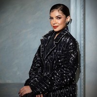 “Kaget kirain artis India,” komentar salah satu pengguna Instagram. “Sekilas mirip Deepika Padukone,” tulis netizen. “Bikin pangling! Kirain model internasional,” puji netizen lainnya. Foto: Instagram/@riomotret