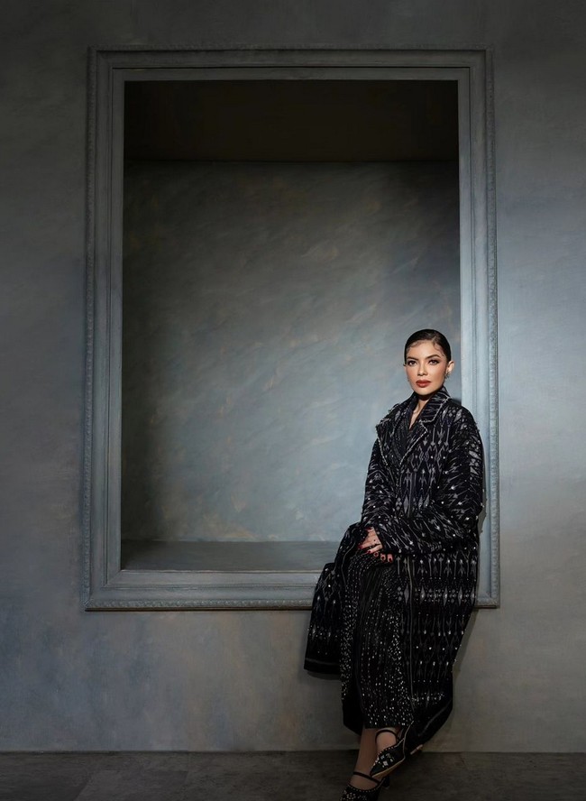 Tampil glamor dalam paduan blazer, mantel dan rok, pendiri Narasi TV ini juga merias wajahnya dengan makeup bergaya soft glam.  Foto: Instagram/@riomotret