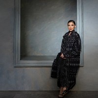 Tampil glamor dalam paduan blazer, mantel dan rok, pendiri Narasi TV ini juga merias wajahnya dengan makeup bergaya soft glam.  Foto: Instagram/@riomotret