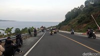 Sejumlah pemuda sedang beristirahat sembari menikmati keindahan alam di Jalur Lintas Selatan Tulungagung.