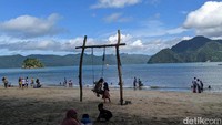 Suasana Pantai Mutiara yang berada di Trenggalek ini terlihat bersih dan indah.