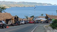 Deretan warung-warung di Jalur Lintas Selatan Tulungagung dengan latar belakang keindahan alam Teluk Popoh.