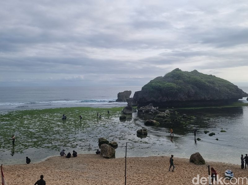 Pantai Sadranan di Gunungkidul, Yogyakarta
