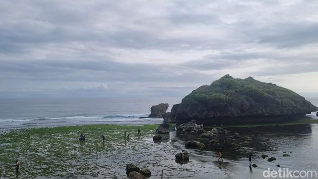 Pantai Sadranan di Gunungkidul, Yogyakarta