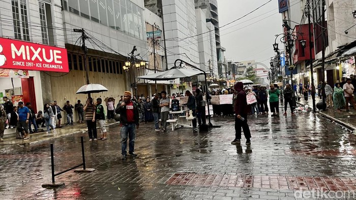 Para PKL demo di Jalan Dalem Kaum, Kota Bandung, Senin (25/12/2023) sore.
