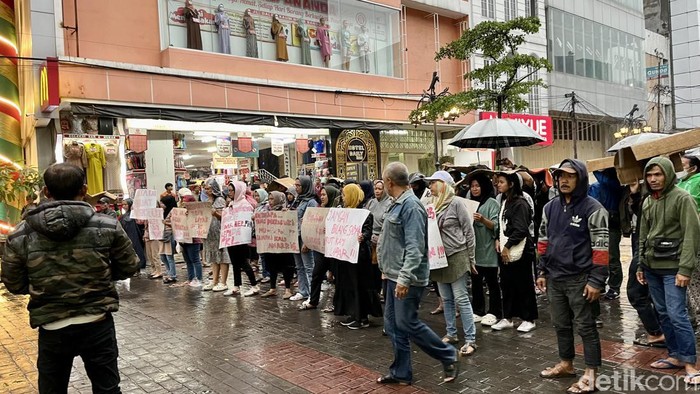 Para PKL demo di Jalan Dalem Kaum, Kota Bandung, Senin (25/12/2023) sore.