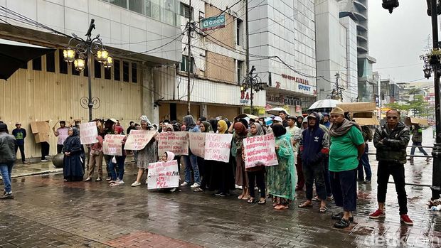 Para PKL demo di Jalan Dalem Kaum, Kota Bandung, Senin (25/12/2023) sore.