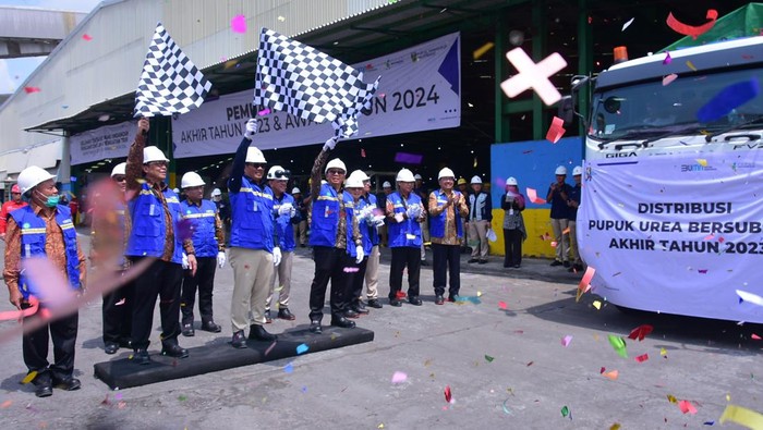 Pelepasan distribusi pupuk bersubsidi oleh Dirut PT Pusri Palembang Daconi Khotob, Minggu (24/12/2023).