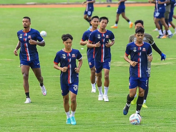 Pemain Deltras FC saat melakukan latihan