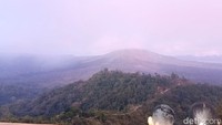Jika duduk di balkon belakang, traveler akan disuguhi pemandangan terbaik berlatar Gunung Batur. Eloknya kawasan Kintamani di Kabupaten Bangli itu menjadi pemanis saat Anda berbelanja atau sekadar menikmati kopi.