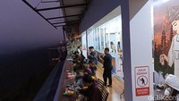 Saking ciamiknya, minimarket ini dinobatkan oleh warganet sebagai minimarket dengan pemandangan tercantik di Indonesia. Tak ayal banyak orang membahas tempat ini sehingga viral di media sosial.