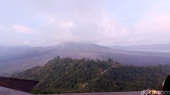 Pemandangan dari minimarket viral di Kintamani, Bali. Pemandangan dari minimarket viral di Kintamani, Bali.