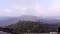 Buka sejak awal Desember lalu, tempat nongkrong ini langsung kebanjiran pelanggan. Maklum, minimarket ini punya tempat spesial di balkon bagian belakang toko untuk ngopi dan sekadar santai. Pengunjung juga dapat bonus melihat gunung sambil healing.