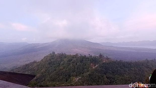 Pemandangan dari minimarket viral di Kintamani, Bali.