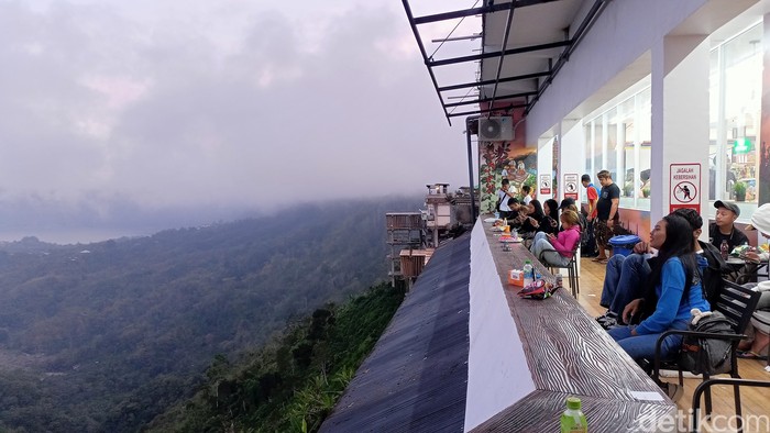 Pemandangan dari minimarket viral di Kintamani, Bali.
