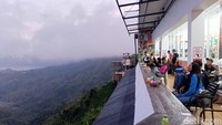 Minimarket satu ini viral di media sosial. Alasannya adalah toko modern itu memiliki pemandangan bak di surga. Bisa jadi inilah minimarket dengan pemandangan termahal di Indonesia.