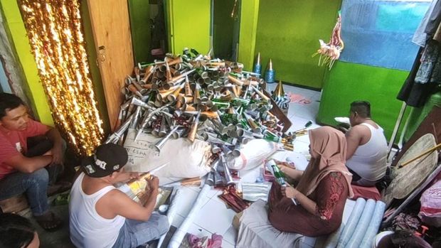 Pembuatan trompet di Jalan Wibisana Utara, Kota Denpasar, Bali, Sabtu (23/12/2023).