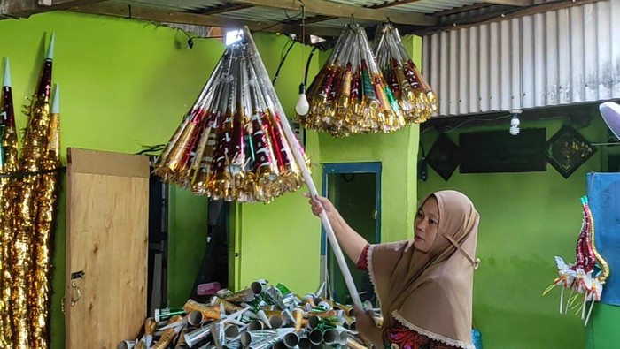 Salah satu pembuat trompet Lilik Rustini di rumahnya, Jalan Wibisana Utara, Kota Denpasar, Bali, Sabtu sore (23/12/2024).
