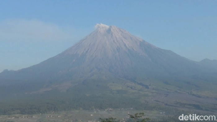 Penampakan Gunung Semeru, Lumajang, pascaerupsi hari ini.