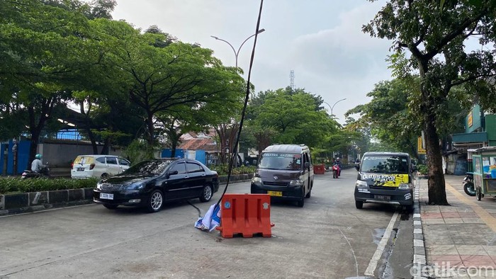 Penampakan kabel mengelayut ke tengah jalan di Jalan Ibrahim Adjie, Kota Bandung