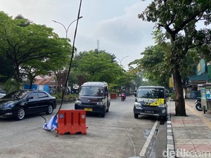 Kabel Menjuntai ke Jalan Bahayakan Pengendara di Ibrahim Adjie Bandung