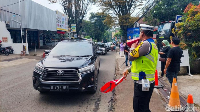 Pengaturan Lalu Lintas di Kawasan Wisata Lembang, Kabupaten Bandung Barat, Senin (25/12/2023).