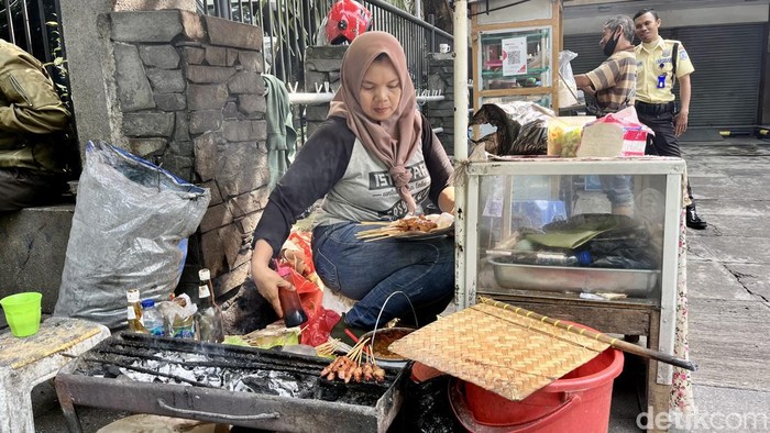 Penjual sate di samping Gereja Jalan Jawa Kota Bandung.