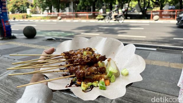 Penjual sate di samping Gereja Jalan Jawa Kota Bandung.