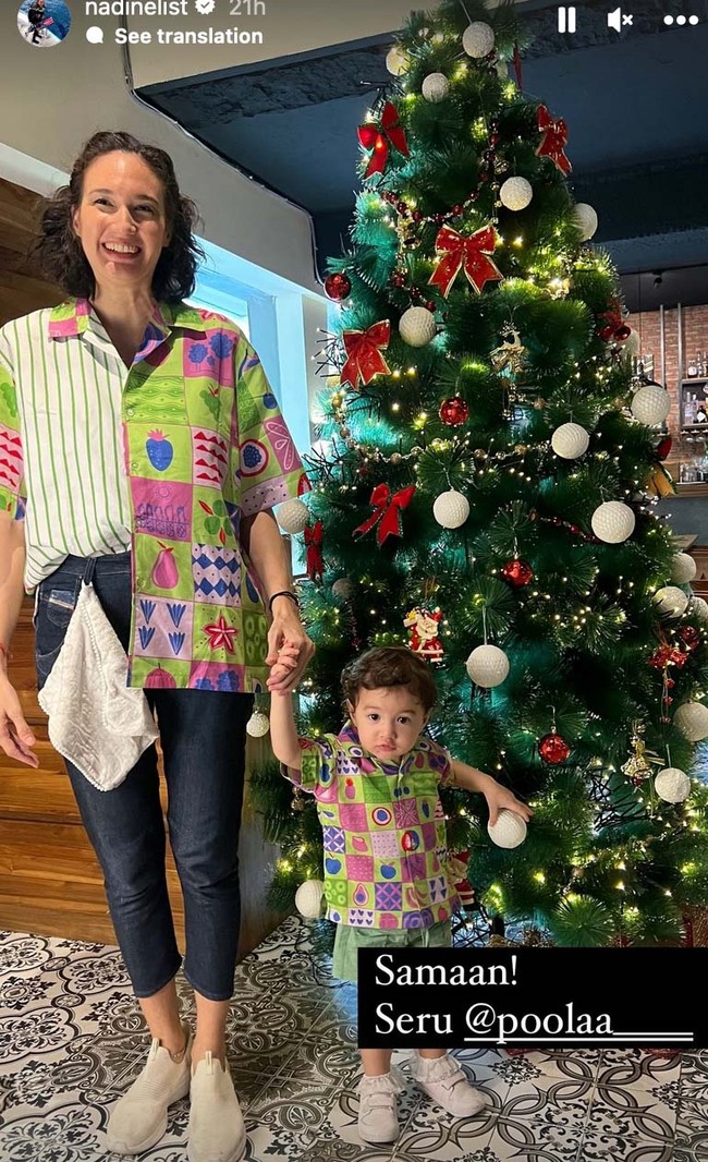 Artis Nadine Chandrawinata berpose bersama anak pertamanya Nadi Djiwa Anggara. Keduanya memakai busana kembaran kemeja motif garis-garis dan kotak-kotak warna hijau dan ungu. Foto: dok. Instagram Nadine