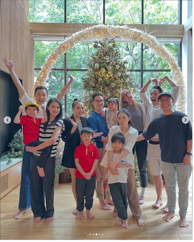 Sandra Dewi dan suaminya Harvey Moeis tahun ini merayakan Natal di Amerika Serikat. Oleh karena itu mereka sebelumnya telah membuat acara makan bersama sebelum Natal berlangsung. Foto hangat pun dibuat Sandra Dewi dan suami serta teman-teman mereka seperti VJ Daniel dan Yuanita Christiani dengan latar pohon cemara hidup yang dikirim langsung dari Amerika. Foto: @sandradewi88