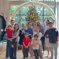 Sandra Dewi dan suaminya Harvey Moeis tahun ini merayakan Natal di Amerika Serikat. Oleh karena itu mereka sebelumnya telah membuat acara makan bersama sebelum Natal berlangsung. Foto hangat pun dibuat Sandra Dewi dan suami serta teman-teman mereka seperti VJ Daniel dan Yuanita Christiani dengan latar pohon cemara hidup yang dikirim langsung dari Amerika. Foto: @sandradewi88