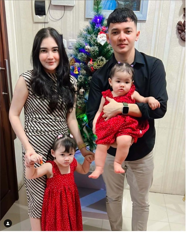 Foto Natal sederhana namun tetap hangat dibuat pasangan Nella Kharisma dan Dory Harsa. Keduanya berpose dengan pohon cemara kecil bersama kedua buah hati Gendhis Geona Madaharsa dan Kenes Nara Madaharsa. Foto: @nellakharisma