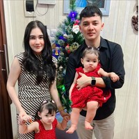 Foto Natal sederhana namun tetap hangat dibuat pasangan Nella Kharisma dan Dory Harsa. Keduanya berpose dengan pohon cemara kecil bersama kedua buah hati Gendhis Geona Madaharsa dan Kenes Nara Madaharsa. Foto: @nellakharisma