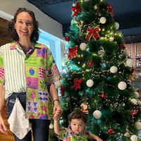 Artis Nadine Chandrawinata berpose bersama anak pertamanya Nadi Djiwa Anggara. Keduanya memakai busana kembaran kemeja motif garis-garis dan kotak-kotak warna hijau dan ungu. Foto: dok. Instagram Nadine