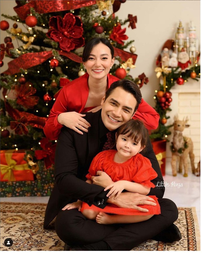 Asmirandah beserta keluarga kecilnya menyemarakkan Natal dengan busana bernuansa merah-hitam. Ibu satu anak ini memakai gaun dipadu bolero berbahan satin. Dia memilih tampilan formal dengan rambut disanggul dan riasan yang juga berpalet merah. Foto: dok. @asmirandah89