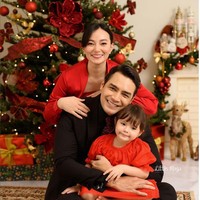 Asmirandah beserta keluarga kecilnya menyemarakkan Natal dengan busana bernuansa merah-hitam. Ibu satu anak ini memakai gaun dipadu bolero berbahan satin. Dia memilih tampilan formal dengan rambut disanggul dan riasan yang juga berpalet merah. Foto: dok. @asmirandah89