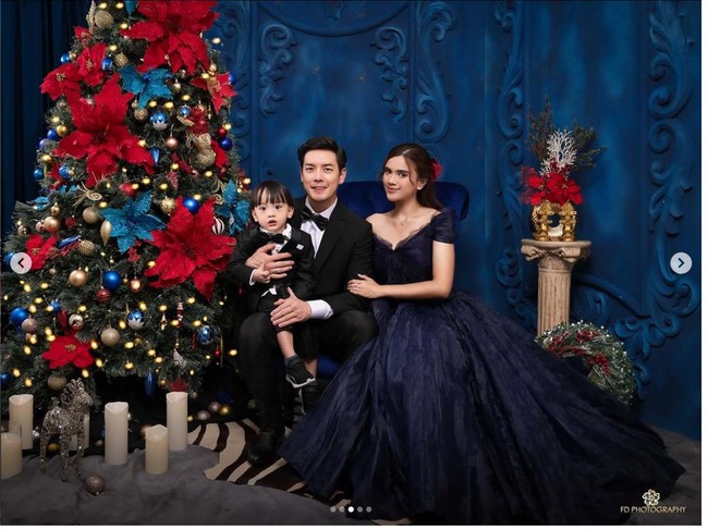 Foto Natal tema glamour juga dilakukan pasangan artis Audi Marissa dan Anthony Xie. Keduanya berpose bersebelahan dengan pohon cemara yang dihias ornamen berwarna biru dan merah. Audy tampil glamour memakai gaun biru yang senada dengan hiasan di pohon Natal. Sedangkan Anthony dan putranya Anzel Maverick Xie, kompak memakai setelan hitam. Foto: @fdphotography90