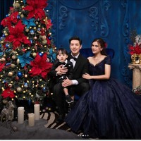Foto Natal tema glamour juga dilakukan pasangan artis Audi Marissa dan Anthony Xie. Keduanya berpose bersebelahan dengan pohon cemara yang dihias ornamen berwarna biru dan merah. Audy tampil glamour memakai gaun biru yang senada dengan hiasan di pohon Natal. Sedangkan Anthony dan putranya Anzel Maverick Xie, kompak memakai setelan hitam. Foto: @fdphotography90