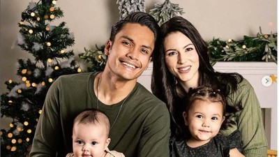 10 Foto Natal Artis Indonesia, Momen Bersama Keluarga Berlatar Pohon Natal