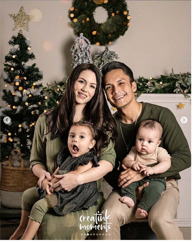 Randy Pangalila dan istrinya, Chelsey Frank serta dua buah hati mereka menunjukkan kekompakan dengan suasana Natal yang didominasi oleh nuansa hijau tua. Randy dan Chelsey berpose memeluk putra-putra kecil mereka, Blair dan Asher. Momen ini menjadi spesial karena merupakan Natal pertama kali bagi Randy dan istri bersama putra mereka yang lahir pada 28 Juni 2023 bernama Asher Griffin Pangalila. Foto: @randpunk