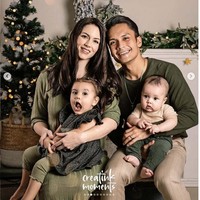 Randy Pangalila dan istrinya, Chelsey Frank serta dua buah hati mereka menunjukkan kekompakan dengan suasana Natal yang didominasi oleh nuansa hijau tua. Randy dan Chelsey berpose memeluk putra-putra kecil mereka, Blair dan Asher. Momen ini menjadi spesial karena merupakan Natal pertama kali bagi Randy dan istri bersama putra mereka yang lahir pada 28 Juni 2023 bernama Asher Griffin Pangalila. Foto: @randpunk