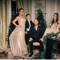 Melaney Ricardo dan suaminya Tyson James Lynch membuat foto Natal dengan gaya glamour. Melaney, Tyson dan dua anak mereka Chloe Valentine Lynch serta Courage Jordan Lynch berpose di ruang makan dengan latar pohon cemara yang tampak dihias dengan bola-bola lampu warna putih dan emas. Melaney dan putrinya Chloe mengenakan gaun warna putih, sedangkan Tyson dan Courage memakai setelan hitam. Foto: @melaney_ricardo