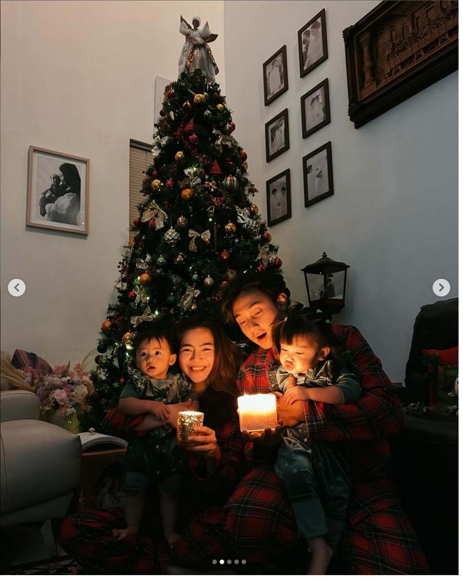Felicya Angelista dan Hito Caesar membuat foto Natal dengan berpose berlatar pohon Natal di ruang keluarga rumah mereka. Keduanya tampak memakai piyama kotak-kotak merah yang identik dengan warna Natal. Kedua anak mereka Graziella Bible Emmanuela dan Zevanya Graneth Emmanuela tampak dipangku oleh Felicya dan Hito. Foto: @felicyangelista