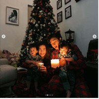 Felicya Angelista dan Hito Caesar membuat foto Natal dengan berpose berlatar pohon Natal di ruang keluarga rumah mereka. Keduanya tampak memakai piyama kotak-kotak merah yang identik dengan warna Natal. Kedua anak mereka Graziella Bible Emmanuela dan Zevanya Graneth Emmanuela tampak dipangku oleh Felicya dan Hito. Foto: @felicyangelista