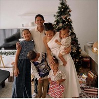 Irfan dan Jennifer Bachdim pada Hari Natal 2023 mengabadikan momen Natal dengan sesi pemotretan yang dilaksanakan secara sederhana di depan pohon cemara yang berada di antara meja makan dan ruang keluarga. Meskipun sederhana, momen Natal 2023 keluarga Bachdim tetap penuh kehangatan. Foto: @jenniferbachdim