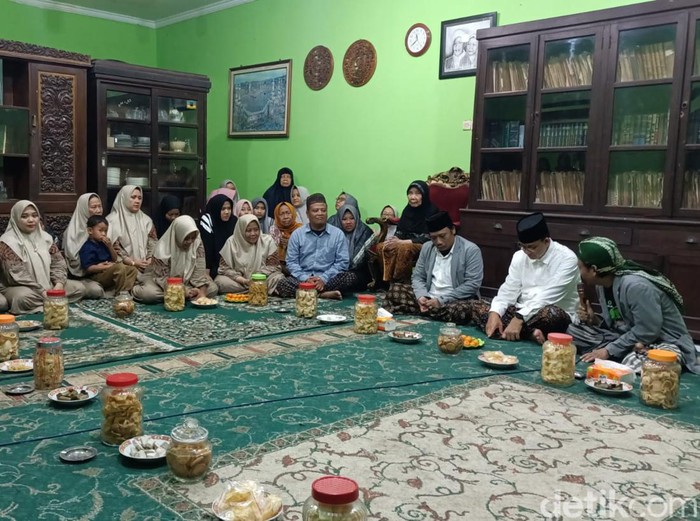 Pertemuan Anies Baswedan dengan pendiri dan pengasuh Pondok Pesantren Al Falahiyyah, Mlangi, Gamping, Sleman, Senin (25/12/2023).